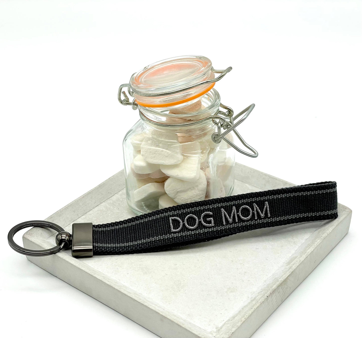 DOG MOM Vävd broderad nyckelring