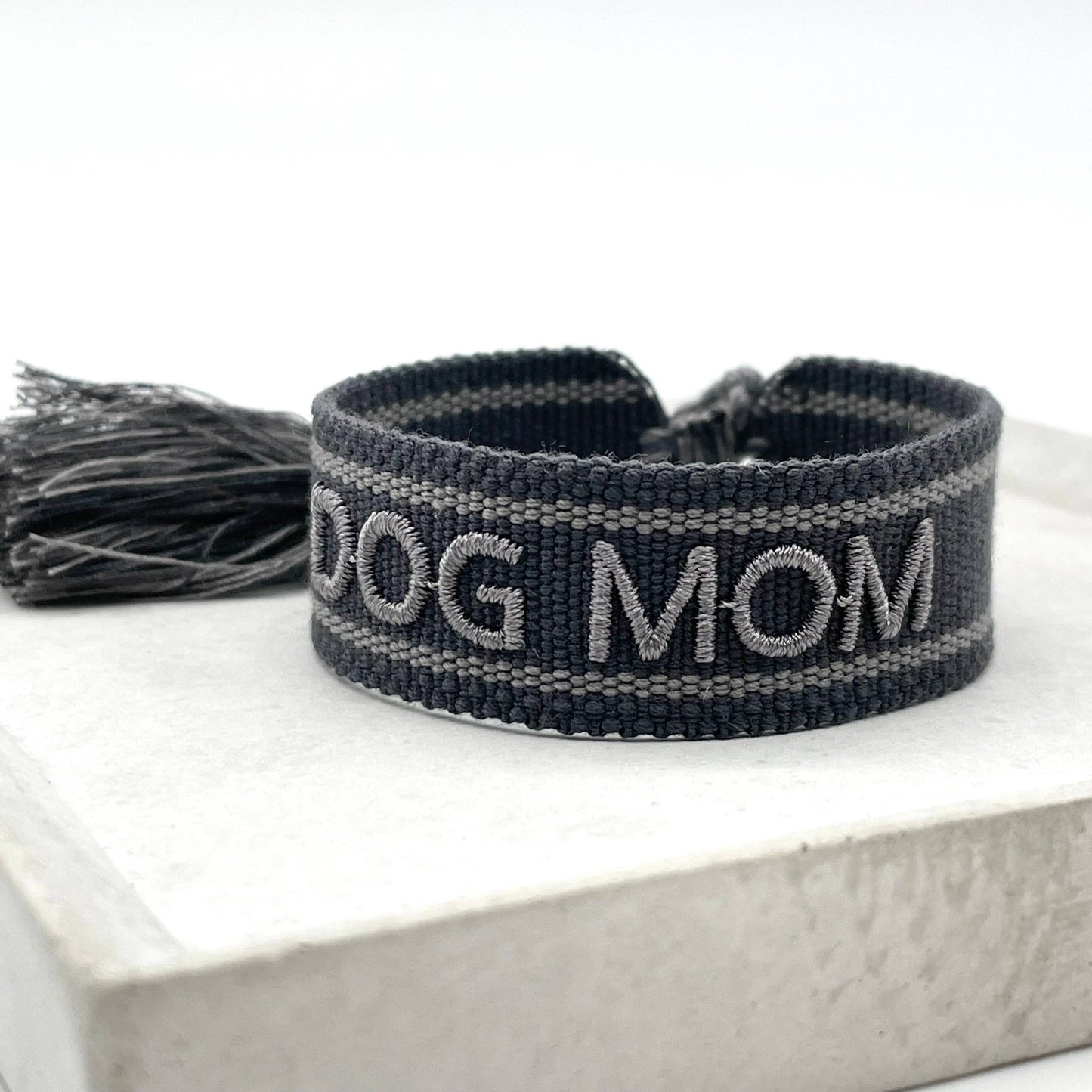 DOG MOM statement armband vävt, broderat