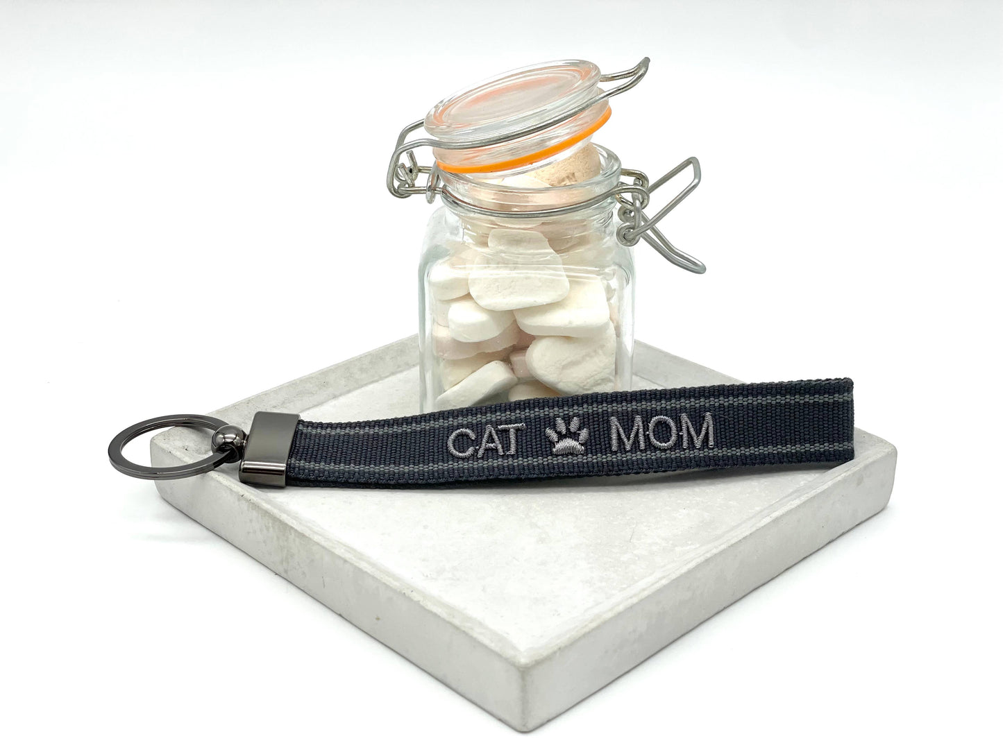 CAT MOM -  Vävd broderad nyckelring