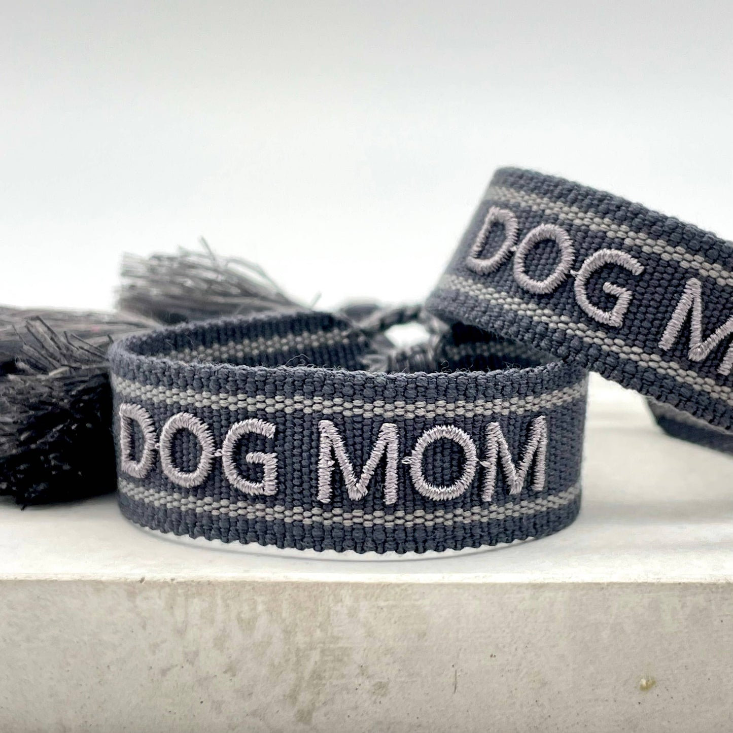 DOG MOM statement armband vävt, broderat