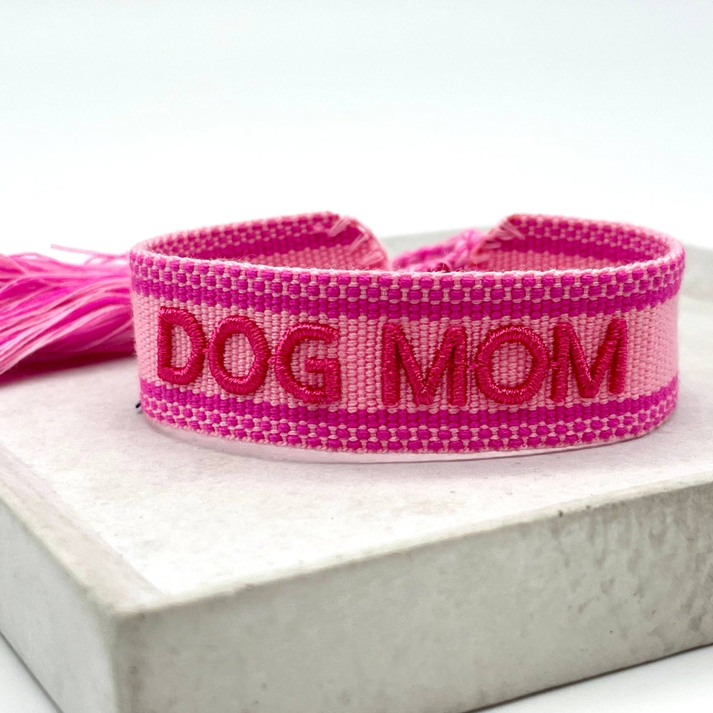 DOG MOM statement armband vävt med brodyr, boho-stil